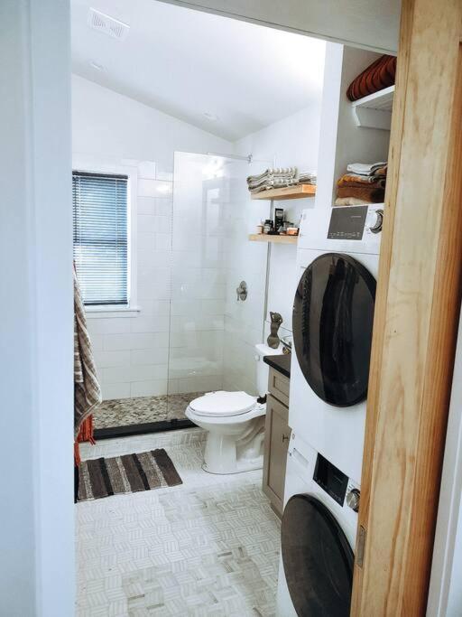 Modern Treehouse, Close To Downtown And Beach Wilmington Eksteriør bilde