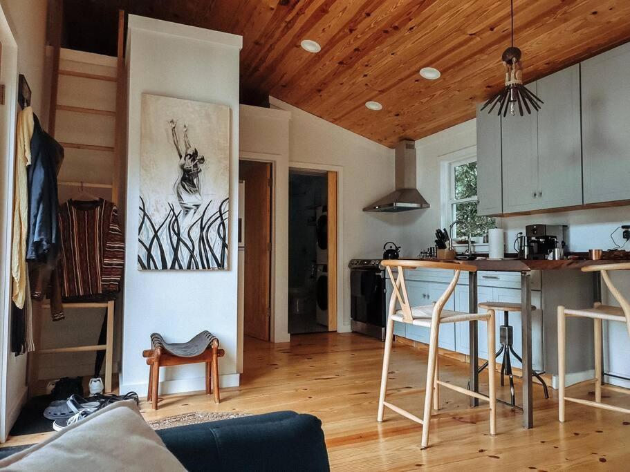 Modern Treehouse, Close To Downtown And Beach Wilmington Eksteriør bilde