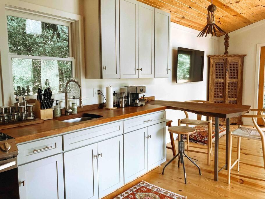 Modern Treehouse, Close To Downtown And Beach Wilmington Eksteriør bilde
